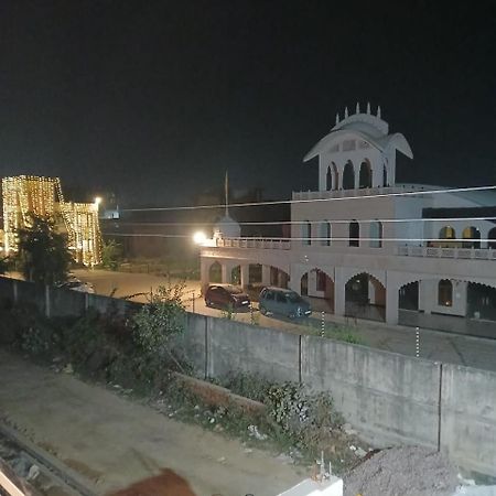 Hotel Jaipur In, Jatipura Parikrama Marg Near Mukharvind Temple Govardhan Ngoại thất bức ảnh