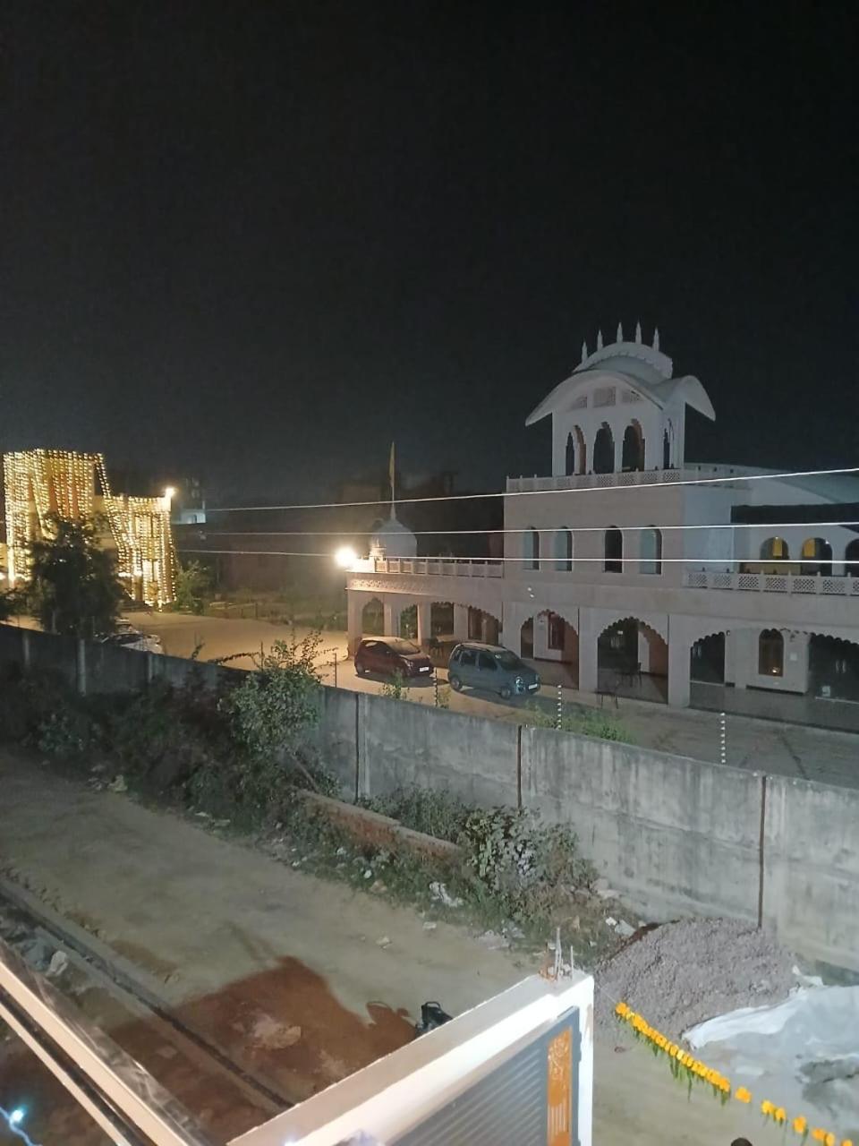 Hotel Jaipur In, Jatipura Parikrama Marg Near Mukharvind Temple Govardhan Ngoại thất bức ảnh